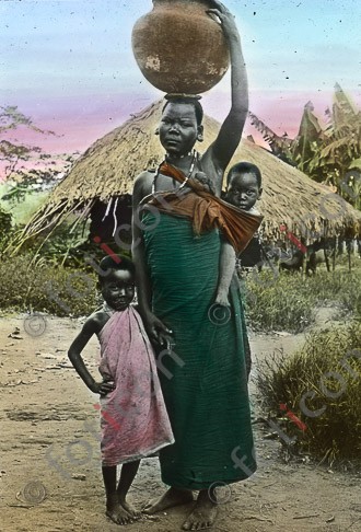 Afrikanische Frau mit Kindern | African woman with children - Foto foticon-simon-192-005.jpg | foticon.de - Bilddatenbank für Motive aus Geschichte und Kultur